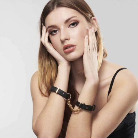 Вузькі наручники з ланцюжком Bijoux Indiscrets MAZE Thin Handcuffs з екошкіри, чорні, One Size